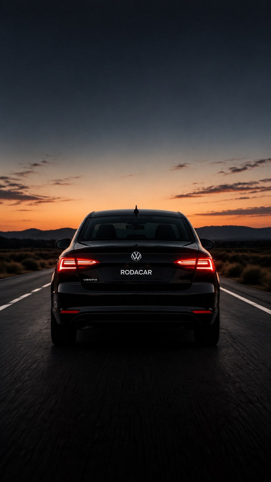 Volkswagen Vento en ruta al atardecer
